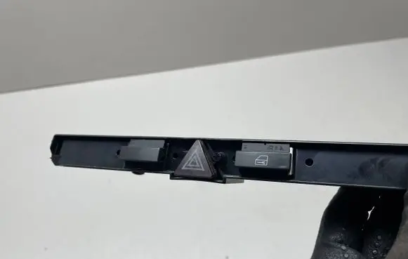 Opel Zafira B Hazard light switch 13100105