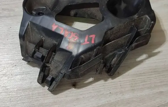 Rear bumper mounting bracket