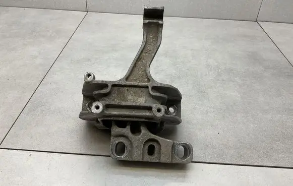 Volkswagen PASSAT B8 Engine mount bracket 5Q0199262BH