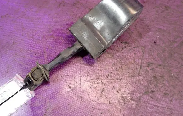 Skoda Fabia Mk2 (5J) Front door check strap stopper 