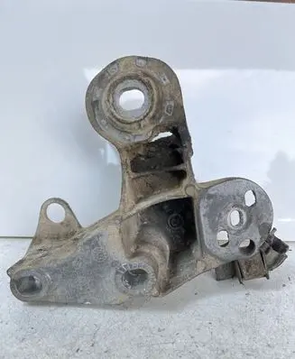 Volkswagen PASSAT B5.5 Engine mounting bracket 8E0199352F