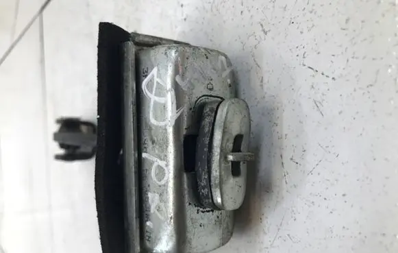 Ford Focus Front door check strap stopper