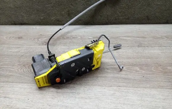 Volvo V70 Rear door lock 30699754