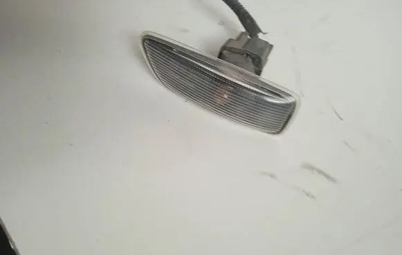 Front fender indicator light