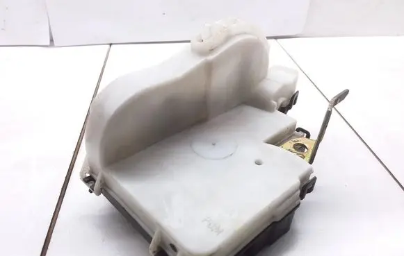 Volkswagen Golf III Front door lock 1H1837015