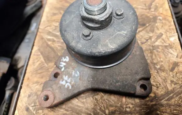 Jeep Grand Cherokee (WJ) Engine mounting bracket 90512678F