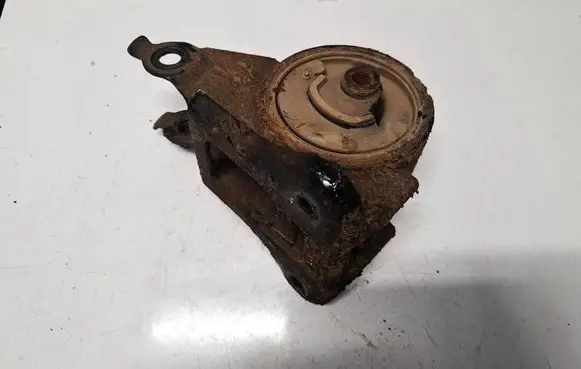 Nissan X-Trail T30 Engine mount bracket 113218H800