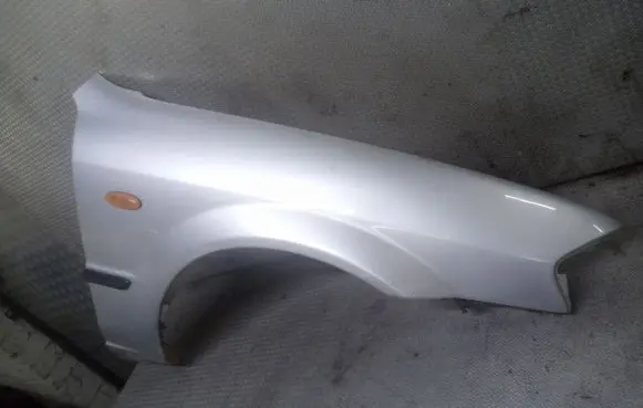Mazda 323 F Fender