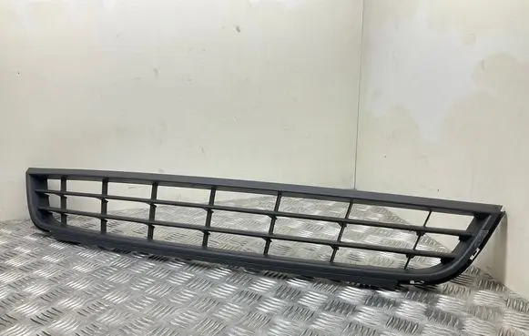 Volkswagen Jetta VI Front bumper lower grill 5C6853677
