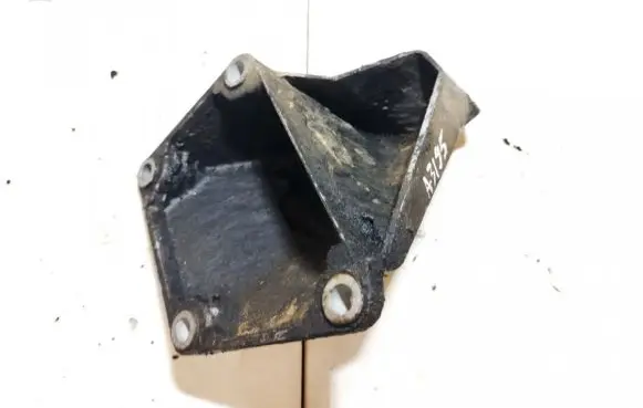Engine mounting bracket