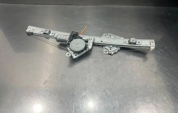 Suzuki Grand Vitara II Front door window regulator with motor 8343065J00 2621003520