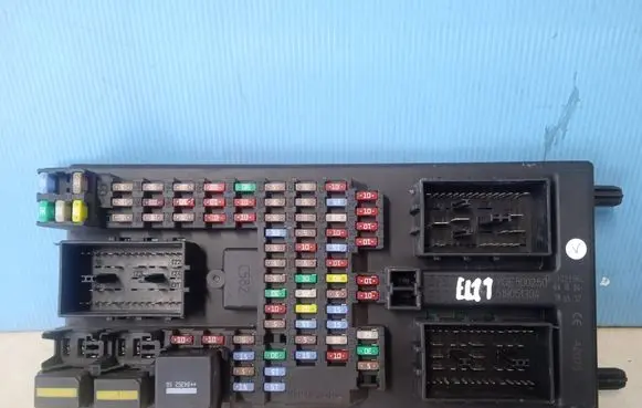 Land Rover Discovery 3 - LR3 Fuse module YQE500250