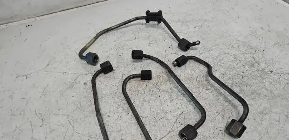 KIA Sorento Fuel injector supply line/pipe 