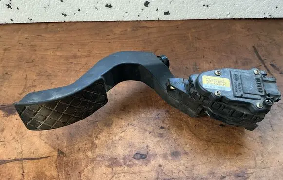 Audi A6 S6 C5 4B Accelerator throttle pedal 8D1723523H