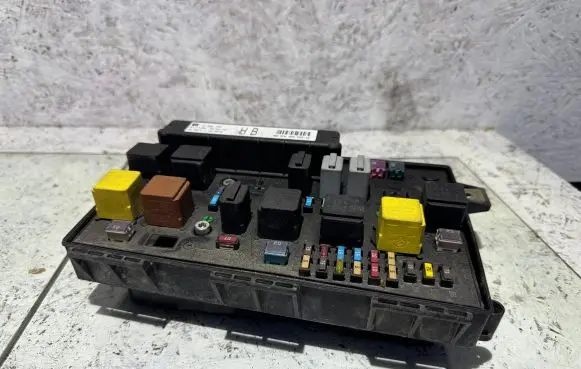 Opel Zafira B Fuse module 13206754