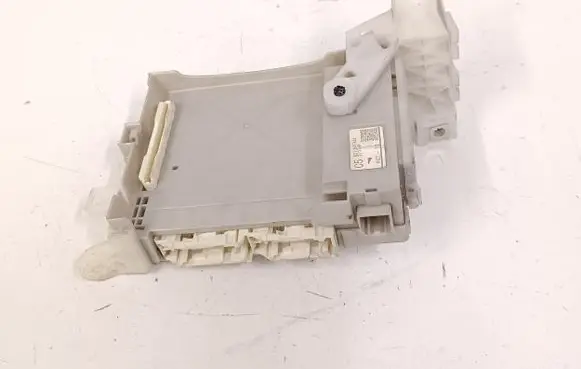 Toyota Prius (XW30) Fuse module 8273047441