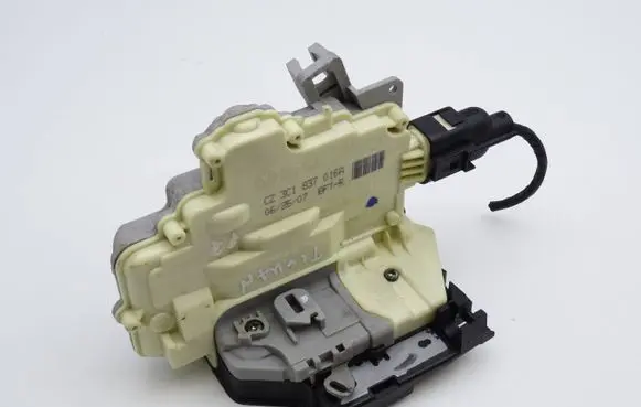 Volkswagen Tiguan Front door lock 3C1837016A