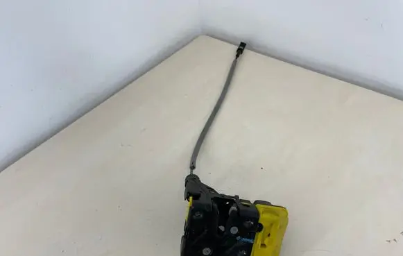 Volvo XC90 Front door lock 30699749