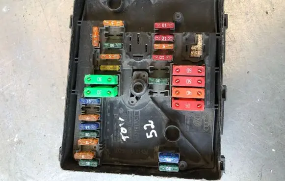 Volkswagen Touran I Fuse module 1K0937125A