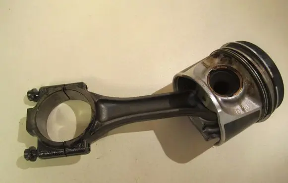 Volkswagen Polo IV 9N3 Piston with connecting rod