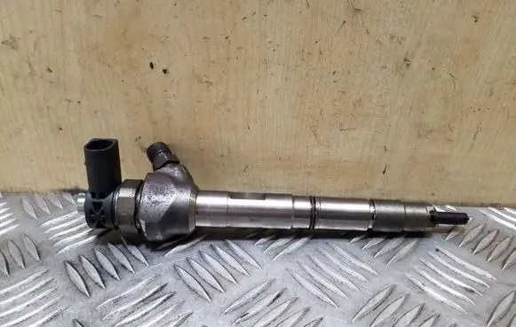 Volkswagen PASSAT B8 Fuel injector 0445110473B 04L130277AD