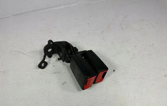 Seat Leon (5F) Rear seatbelt buckle