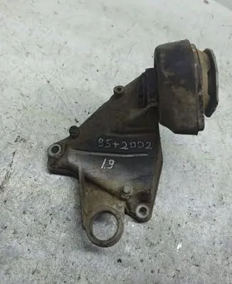 Volkswagen PASSAT B5.5 Engine mount bracket