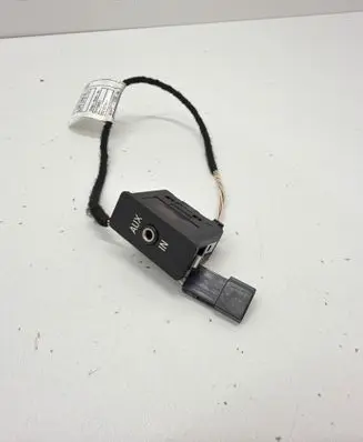 BMW 3 E90 E91 AUX in-socket connector 9172021 13318810 3D119114