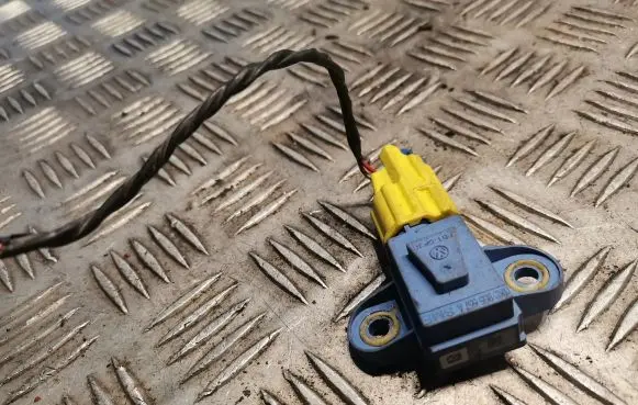 Volkswagen PASSAT B6 Airbag deployment crash/impact sensor 1K0955557A