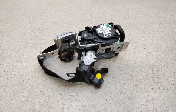 Mercedes-Benz E C207 W207 Front seatbelt 615416700