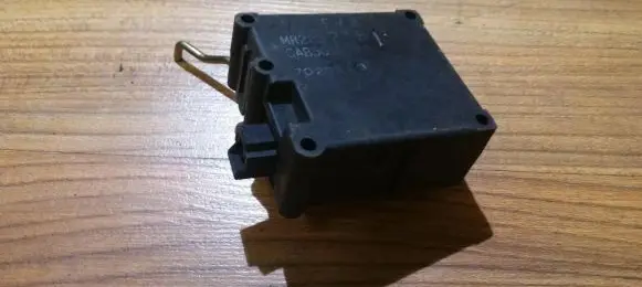 Mitsubishi Galant Air flap motor/actuator mr283218 cab501a0488