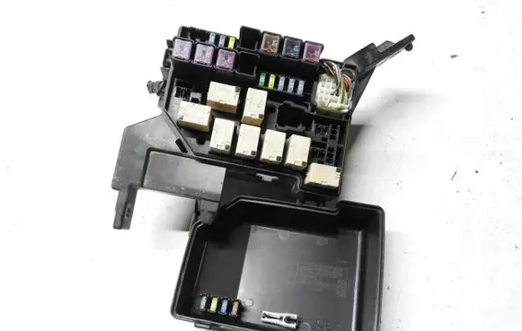 Suzuki SX4 Relay mounting block 79J00