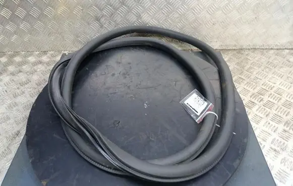 Opel Astra L Front door rubber seal 