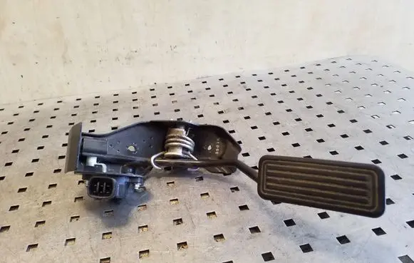Toyota Corolla Verso E121 Accelerator throttle pedal 1983003041 8928152021 7811135030