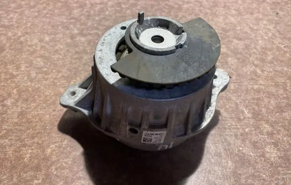 Mercedes-Benz C W205 Engine mount bracket A2052406717
