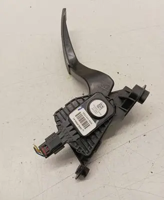 Accelerator throttle pedal