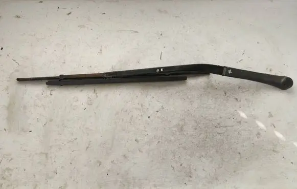 BMW 5 E39 Front wiper blade arm 102076