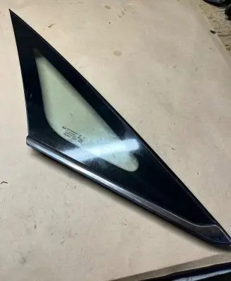 KIA Carens III Front triangle window/glass 43R00107 E001143 DOT184AS2M432