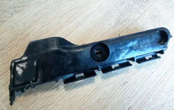 Rear bumper mounting bracket