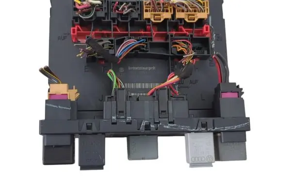 Volkswagen Golf V Fuse module H54S2602 3C8937049E