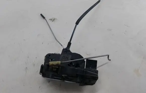 Opel Insignia A Front door lock 13503801