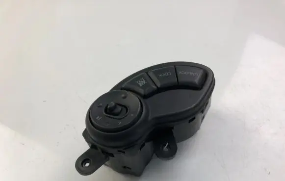 Hyundai Santa Fe Steering wheel buttons/switches 9353026000