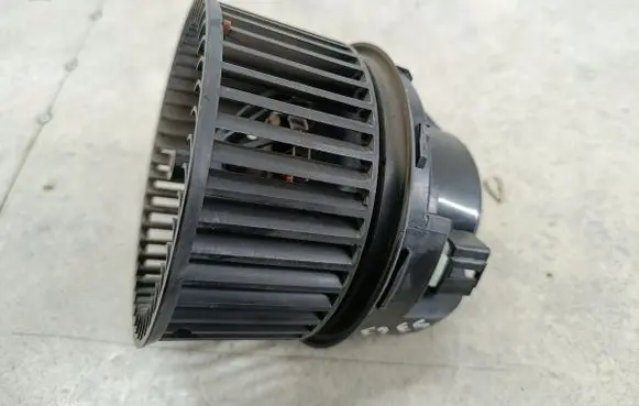 Ford Focus Heater fan/blower DV6N18456BA