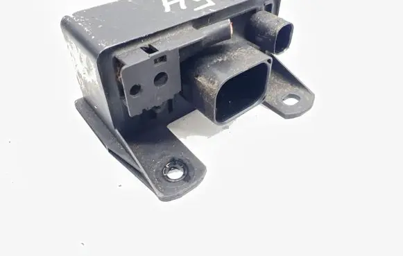 Mercedes-Benz E W211 Glow plug pre-heat relay 0285454032