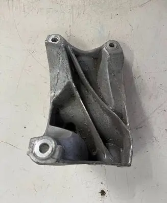 Volkswagen Touareg II Engine mounting bracket 7L8199308B