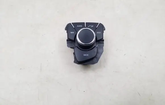 Head unit multimedia control