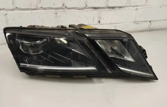 Skoda Octavia Mk3 (5E) Headlight/headlamp 5E1941016D 030110423200 E15A6369