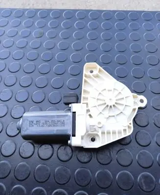 Volkswagen PASSAT B8 Front door window regulator motor 5Q4959802B
