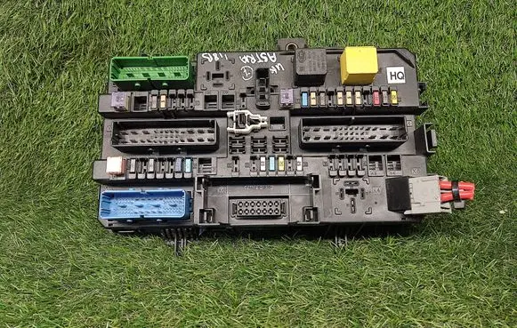Opel Astra H Power management control unit 13220831 13220831HQ
