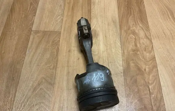 Mitsubishi Pajero Piston with connecting rod ME200689